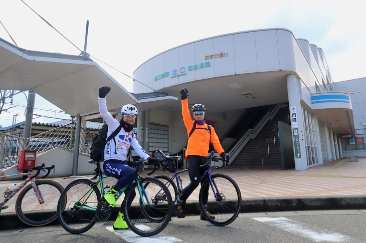 駅前ロータリーで自転車を組み立てたら、二日目のサイクリングがスタートです!