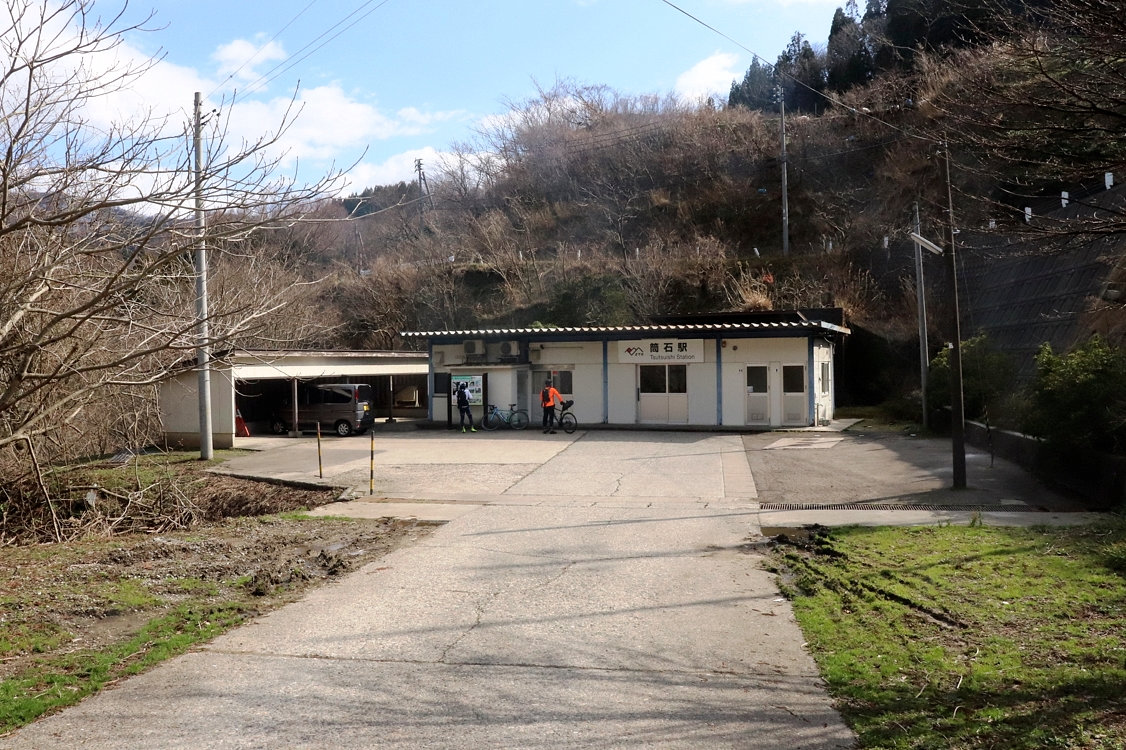 山深い道路の突き当りににあるただのプレハブ小屋にしか見えませんが…