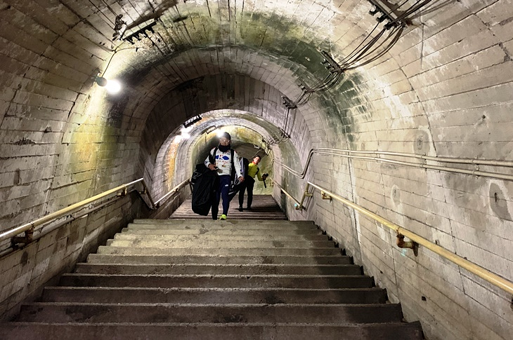 駅舎から駅ホームまでは約40mの高低差がありますが、これを上るのはけっこうしんどそうだ…