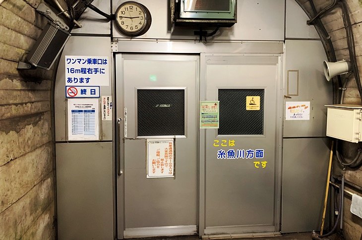 駅ホームと通路を隔てる気密扉。これはかつて走っていた