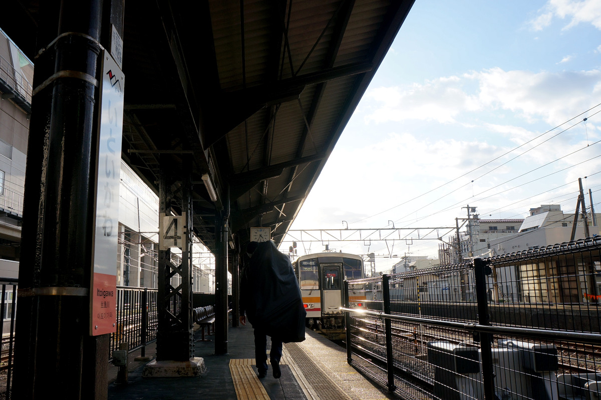 駅のはずれにある大糸線ホームに向かうと、JR西日本の非電化ローカル線用気動車キハ120が待っていた
