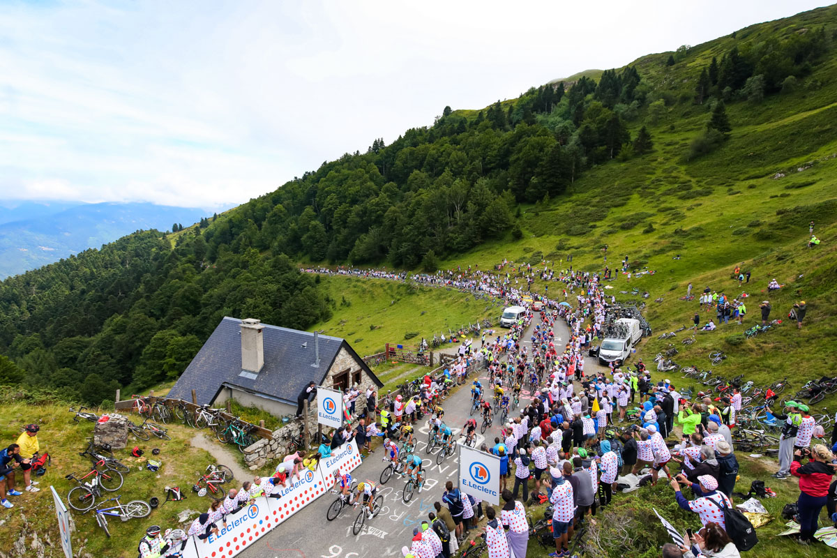 1級山岳ウルケット＝ダンシザンの頂上に差し掛かるメイン集団