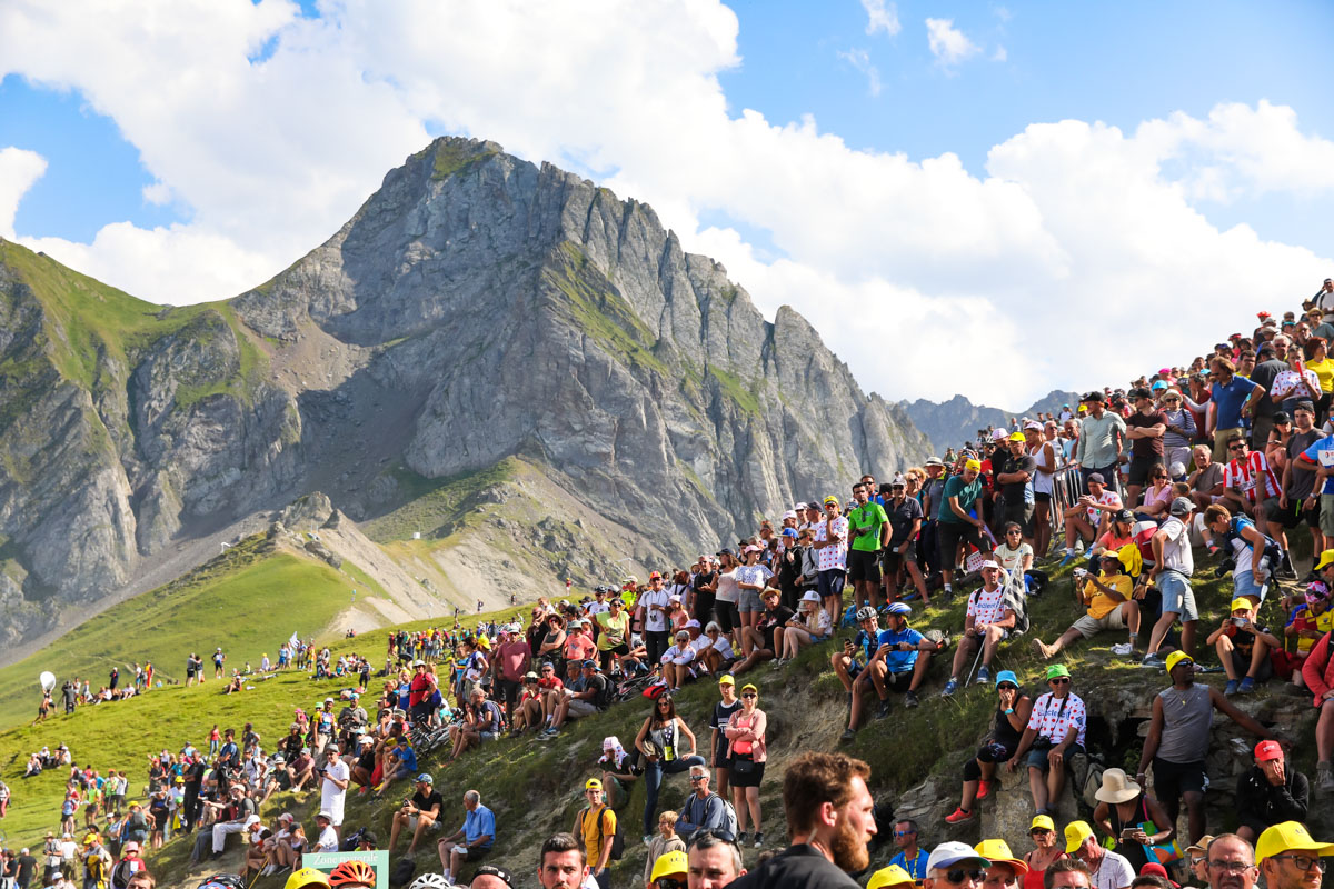 超級山岳トゥールマレー峠に集まった観客たち