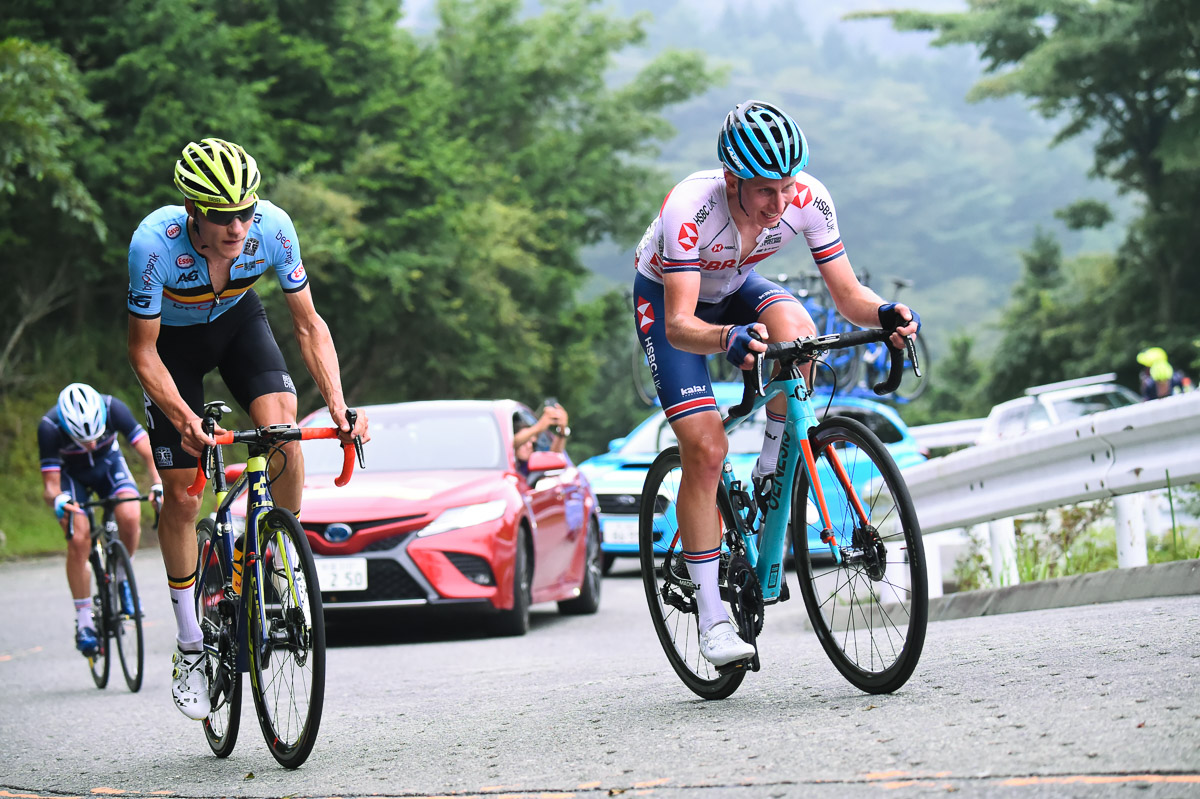 三国峠を登る選手たち（写真はプレ大会）