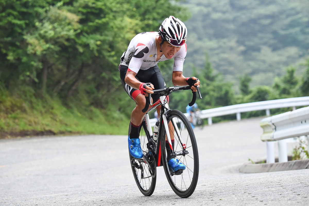 三国峠を登る石橋学（チームブリヂストンサイクリング）