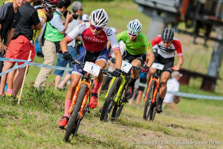 XCOエリミネーター スタートで出遅れた竹之内悠(Toyo Frame)オフキャンバーのターンで先頭になり、後続を従えて2周目に向かう