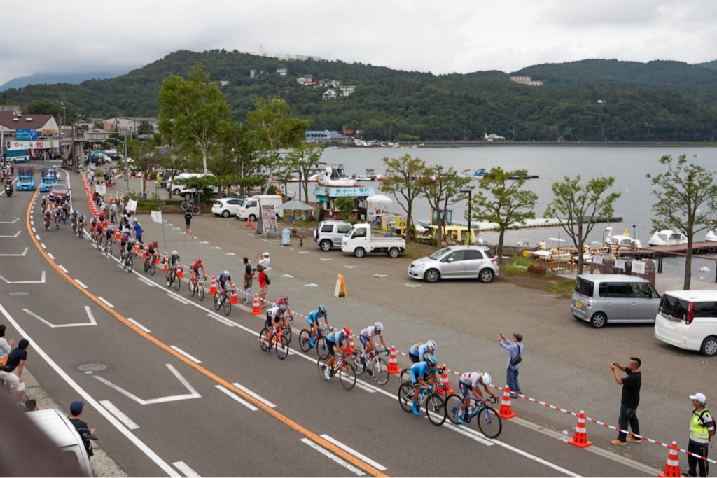 昨年7月に行われた五輪プレ大会で山中湖畔を駆け抜けるメイン集団