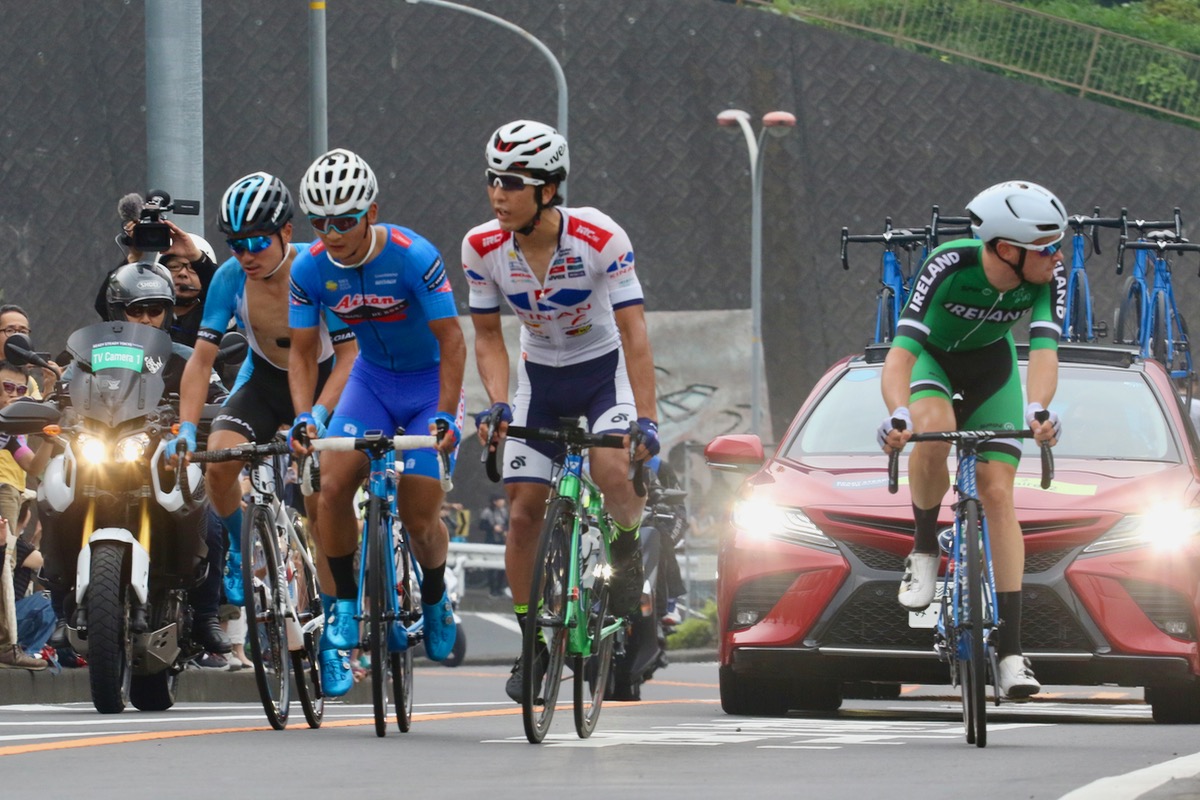 スタート直後から逃げた岡本隼人（愛三工業レーシング）や新城雄大（キナンサイクリングチーム）、横山航太（シマノレーシング）ら