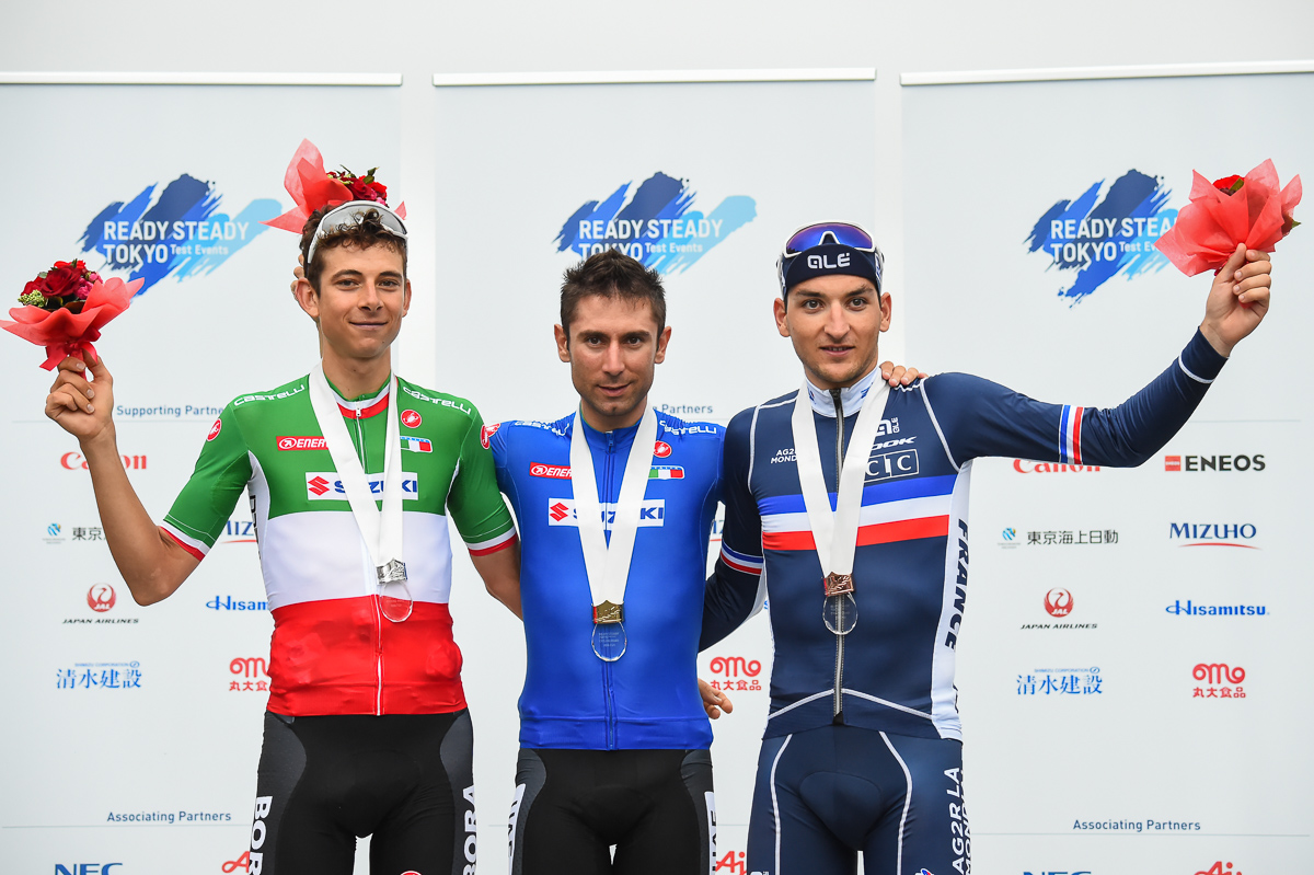 表彰式　左から、2位 ダヴィデ・フォルモロ（イタリア）、1位 ディエゴ・ウリッシ（イタリア）、3位 ナンス・ピーターズ（フランス）