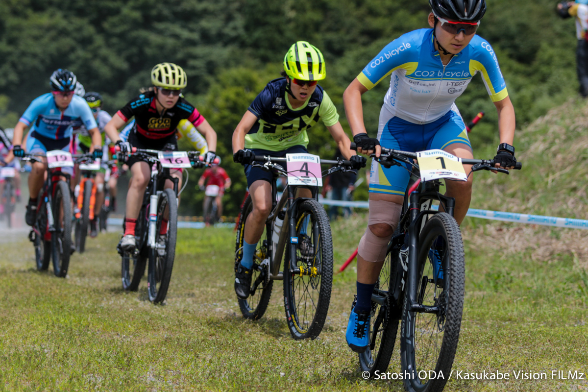 全ての女子カテゴリーが同時スタート。ホールショットを決めた今井美穂（CO2bicycle）に末政実緒（ヨツバサイクル）が続く