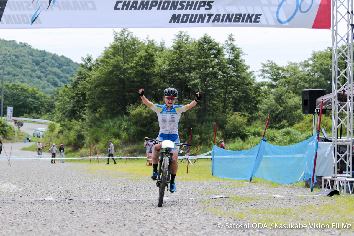 エリート連覇を達成しフィニッシュする今井美穂（CO2bicycle）