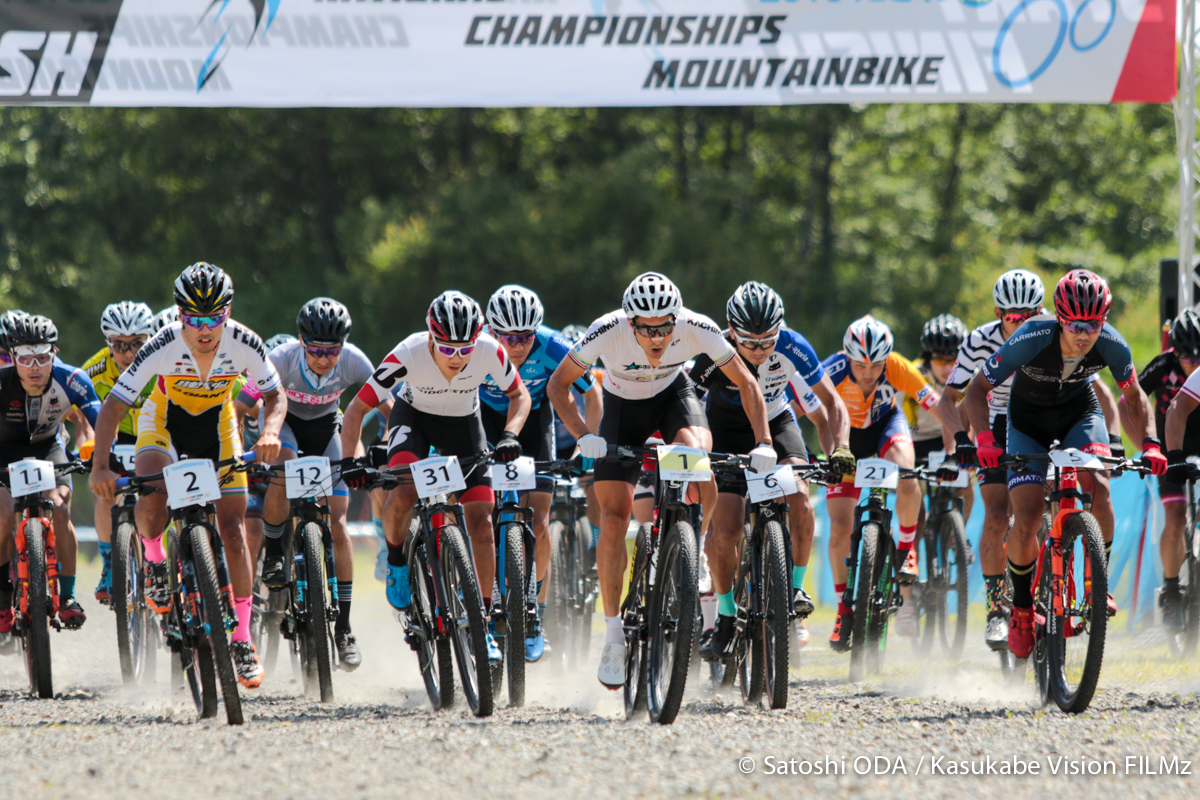 男子エリートのスタート。5年連続11勝目を狙う山本幸平(DREAM SEEKER MTB RACING TEAM)が好スタートを切る