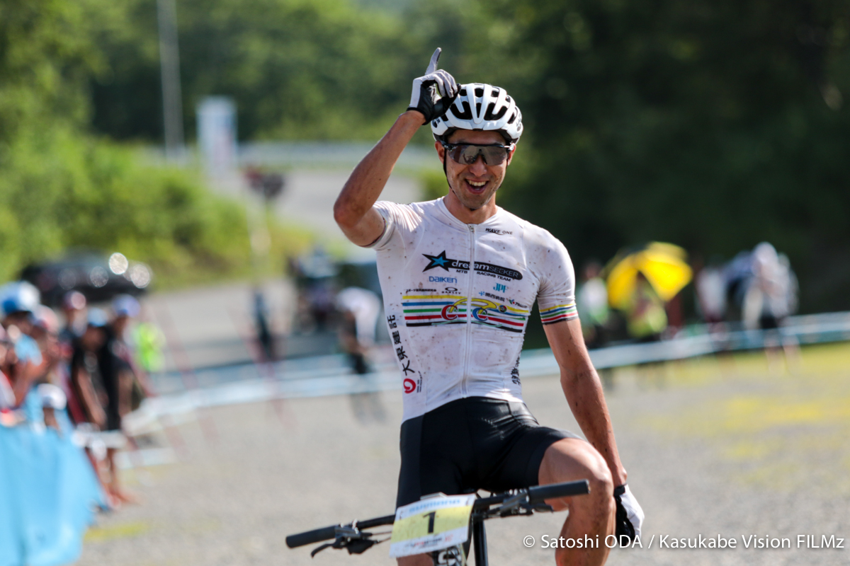 2008年初めて全日本選手権を制した同じ会場で5年連続11度目の全日本選手権制覇しフィニッシュする山本幸平(DREAM SEEKER MTB RACING TEAM)