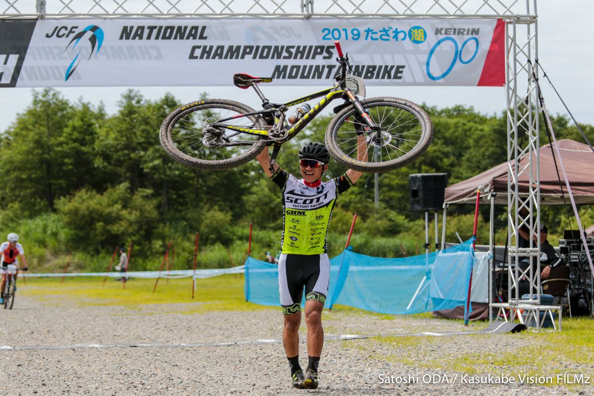 男子ジュニア：フィニッシュ後バイクを高々と持ち上げる松本一成（TEAM SCOTT JAPAN）