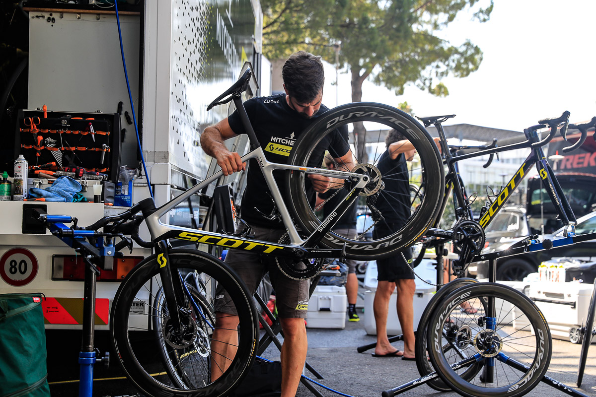 休息日に自転車を整備するミッチェルトン・スコット