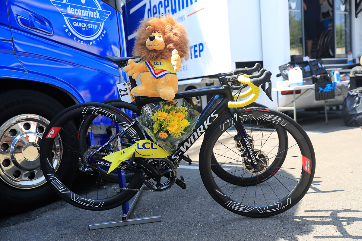LCL銀行のマスコットのライオンのぬいぐるみと花束で飾られたアラフィリップのバイク