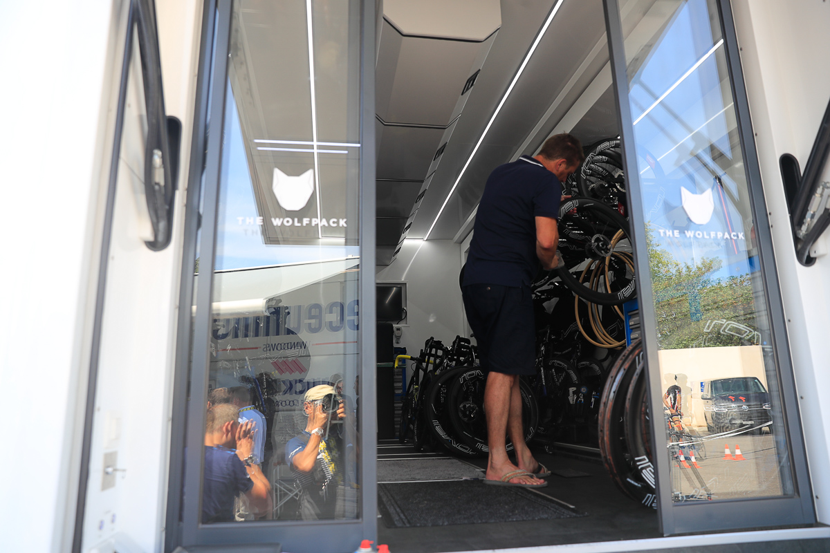 ドゥクーニンク・クイックステップのチームバスは冷房の効くガラス張り仕様