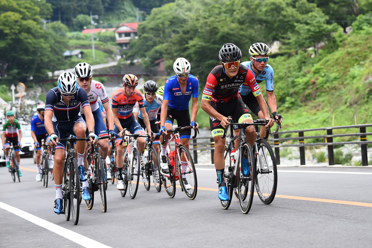 道志みちで追走集団の先頭を引く横塚浩平（チーム右京）