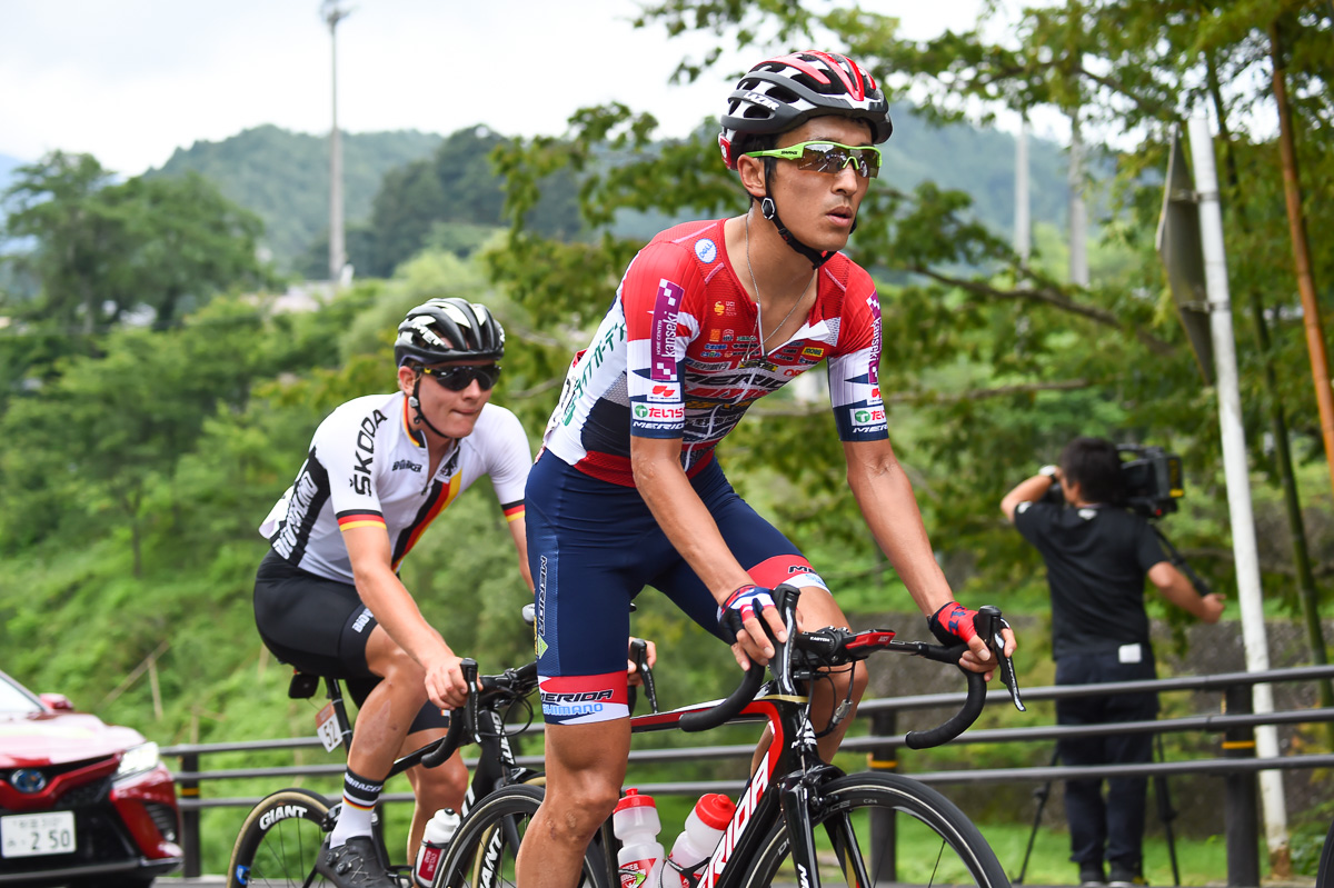 追走集団内で走る増田成幸（宇都宮ブリッツェン）