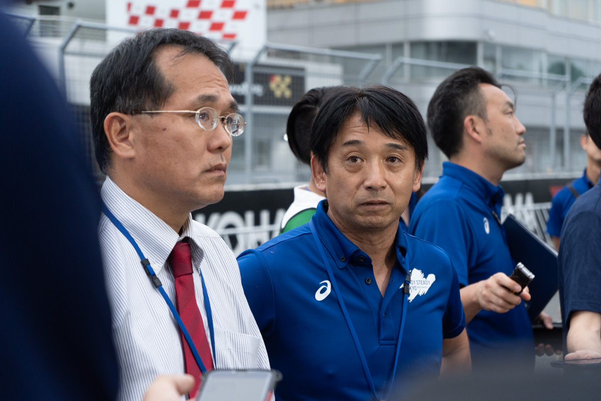 囲み取材に応える片山右京氏（画面中央）と森泰夫氏（左）