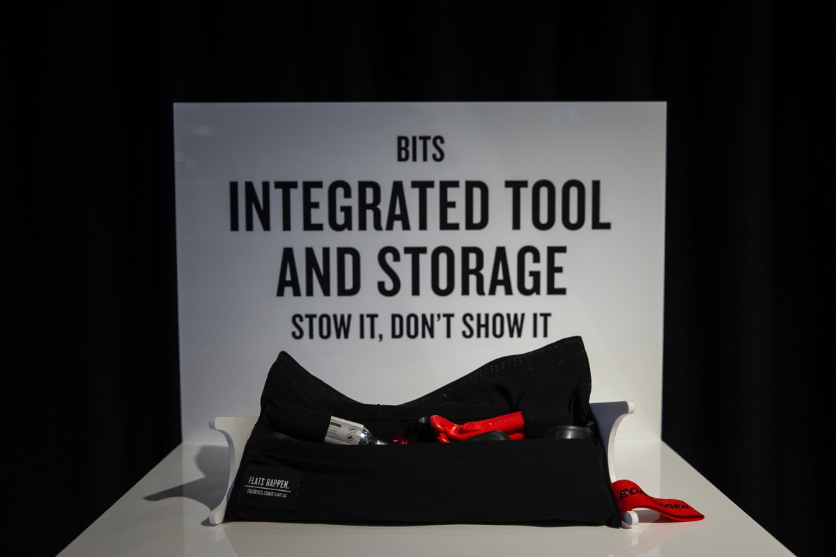パンク修理キットをダウンチューブ内に収納するための「BITS（Integrated Tool System）バッグ」