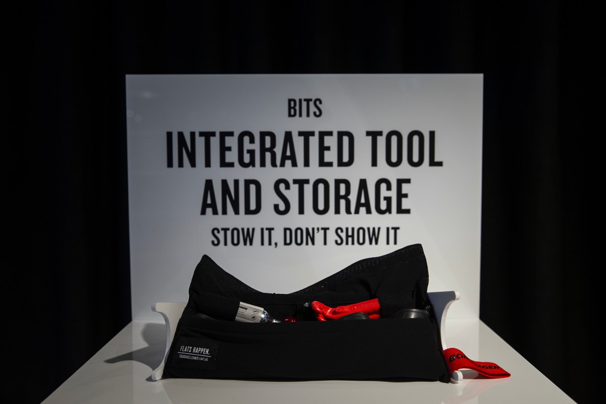 チューブとパンク修理キットをダウンチューブ内に収納するための「BITS(Integrated Tool System)バッグ」