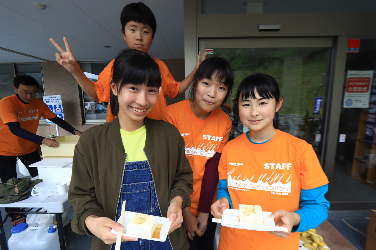 地元の小中学生もエイドでお手伝い