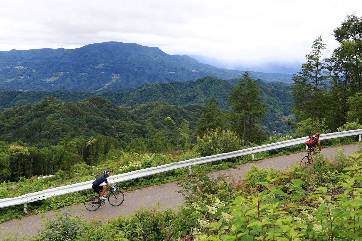 視界が開ければどこまでも続く山々の風景が目に飛び込んでくる