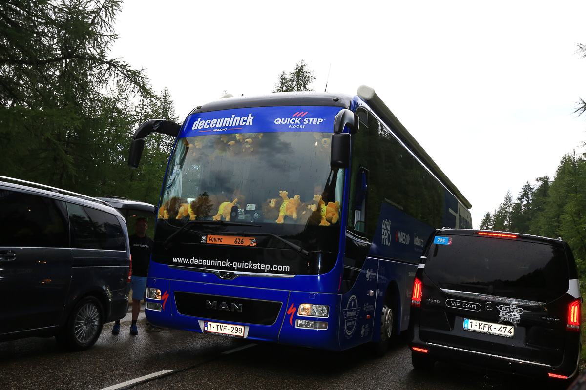 レース中止が告げられるとドゥクーニンク・クイックステップのチームバスは素早くホテルに向かう帰路につく