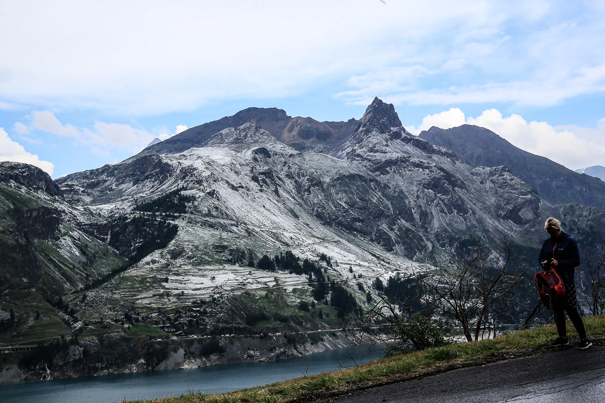 イズラン峠を見渡す山並みは見る間に雪化粧して白くなった（レース終了後）