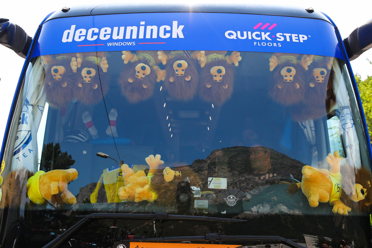 黄色いライオンが所狭しと並ぶドゥクーニンク・クイックステップのチームバス