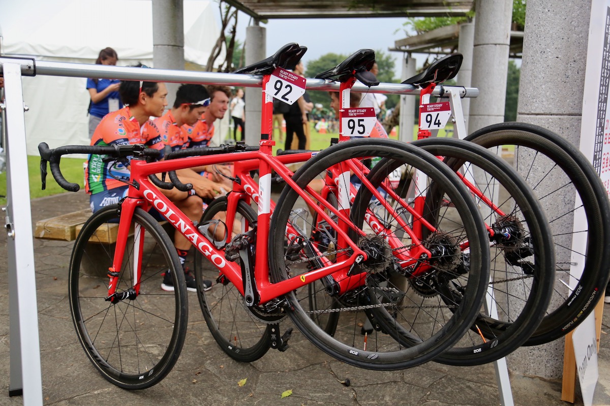 タイランドコンチネンタルサイクリングチームのコルナゴ V1-r