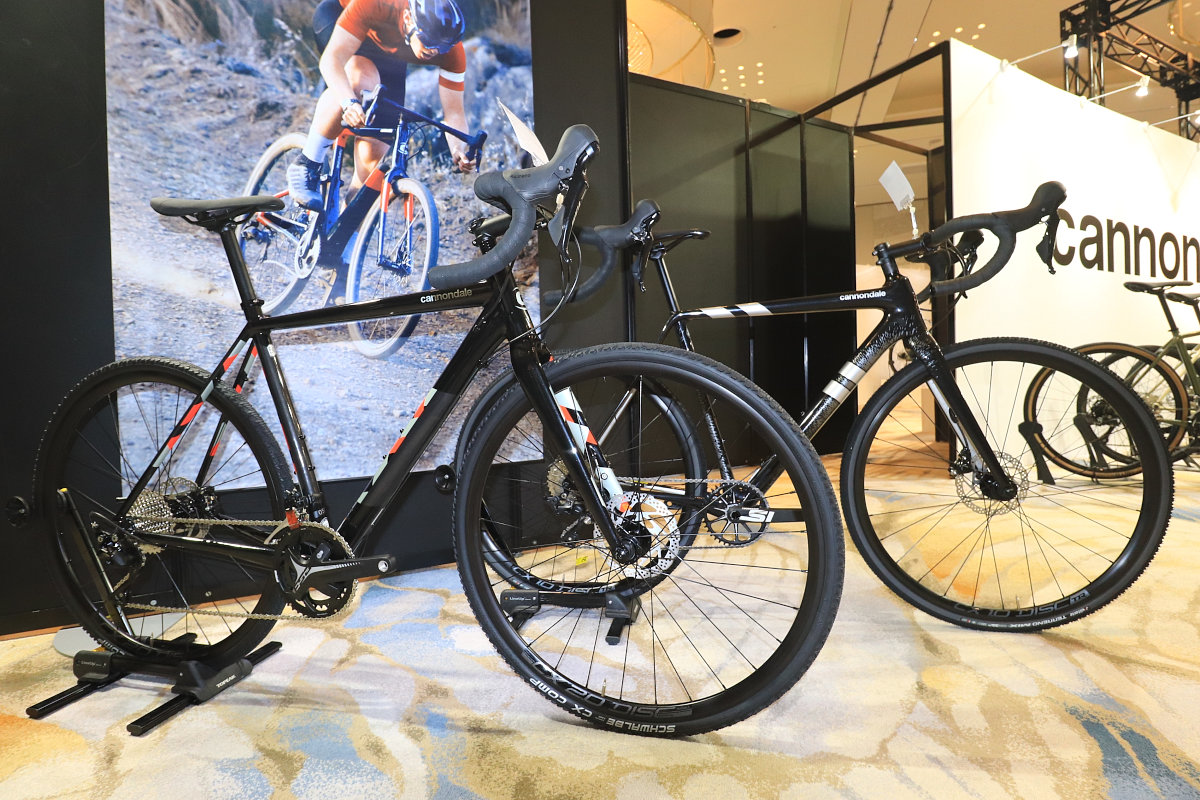 シクロクロスバイクのCAADX(手前)とSUPERX(奥)