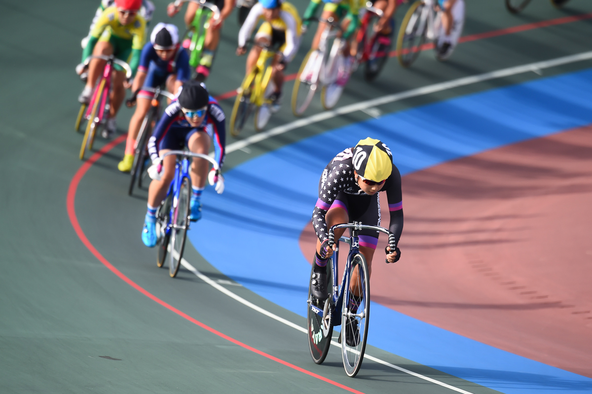 女子ポイントレース　集団から飛び出す渡部春雅（駒澤大学高校）