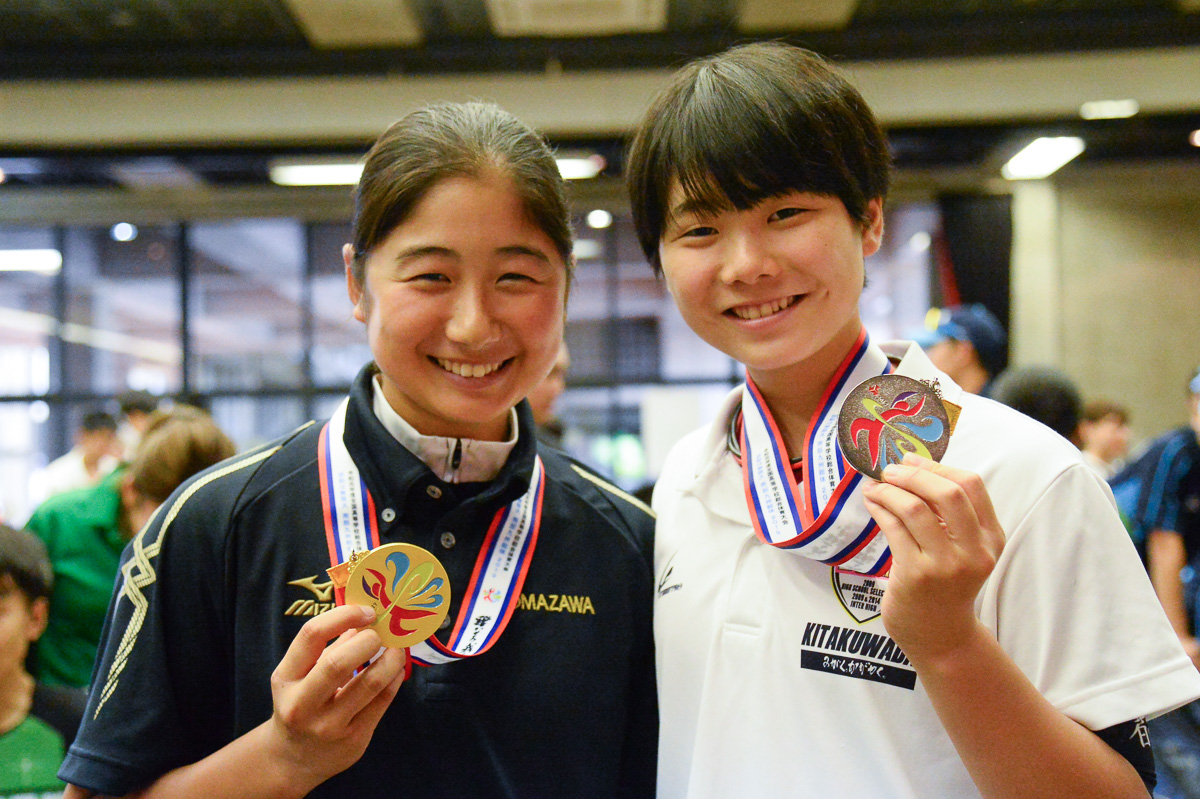 女子優勝の渡部春雅（駒澤大学高校・左）と、2位の石田唯（北桑田高校）共に2年生