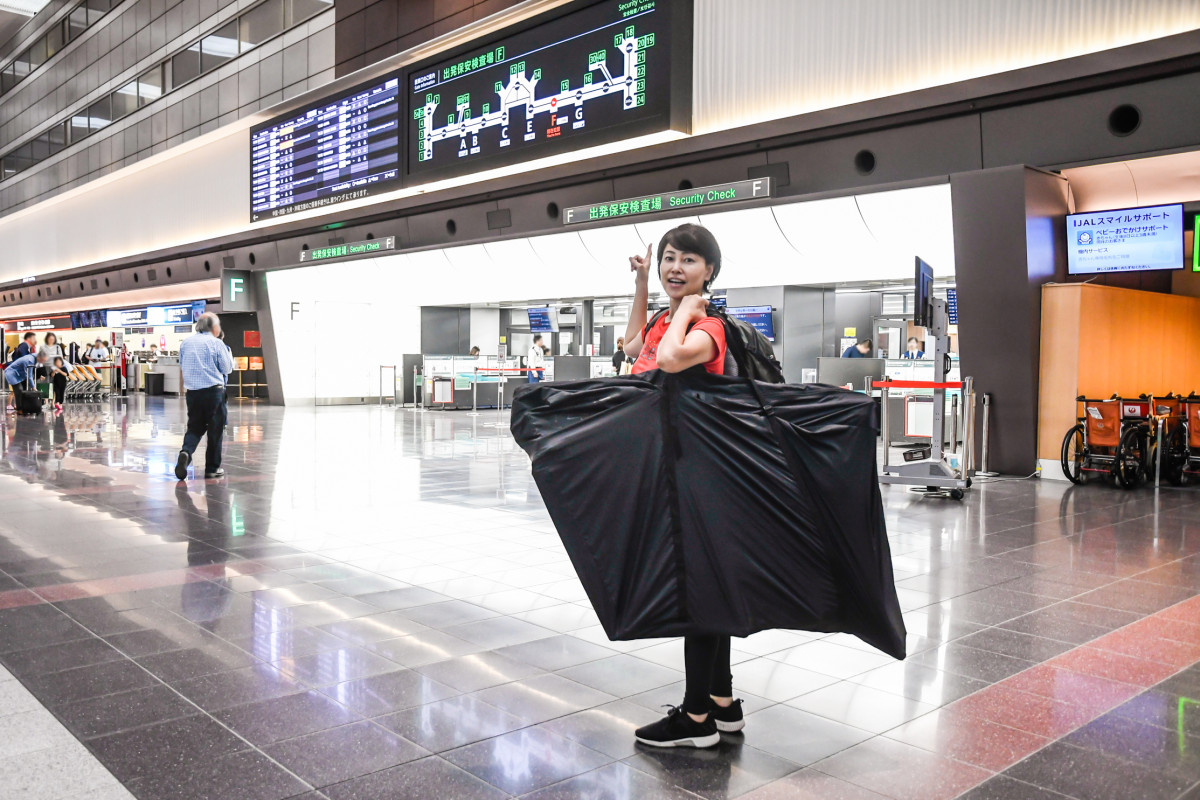 空港にて。今回の飛行機輪行はオーキャリーで