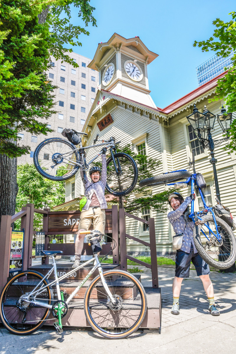 時計台で自転車を持ちあげ撮影会。力持ち。