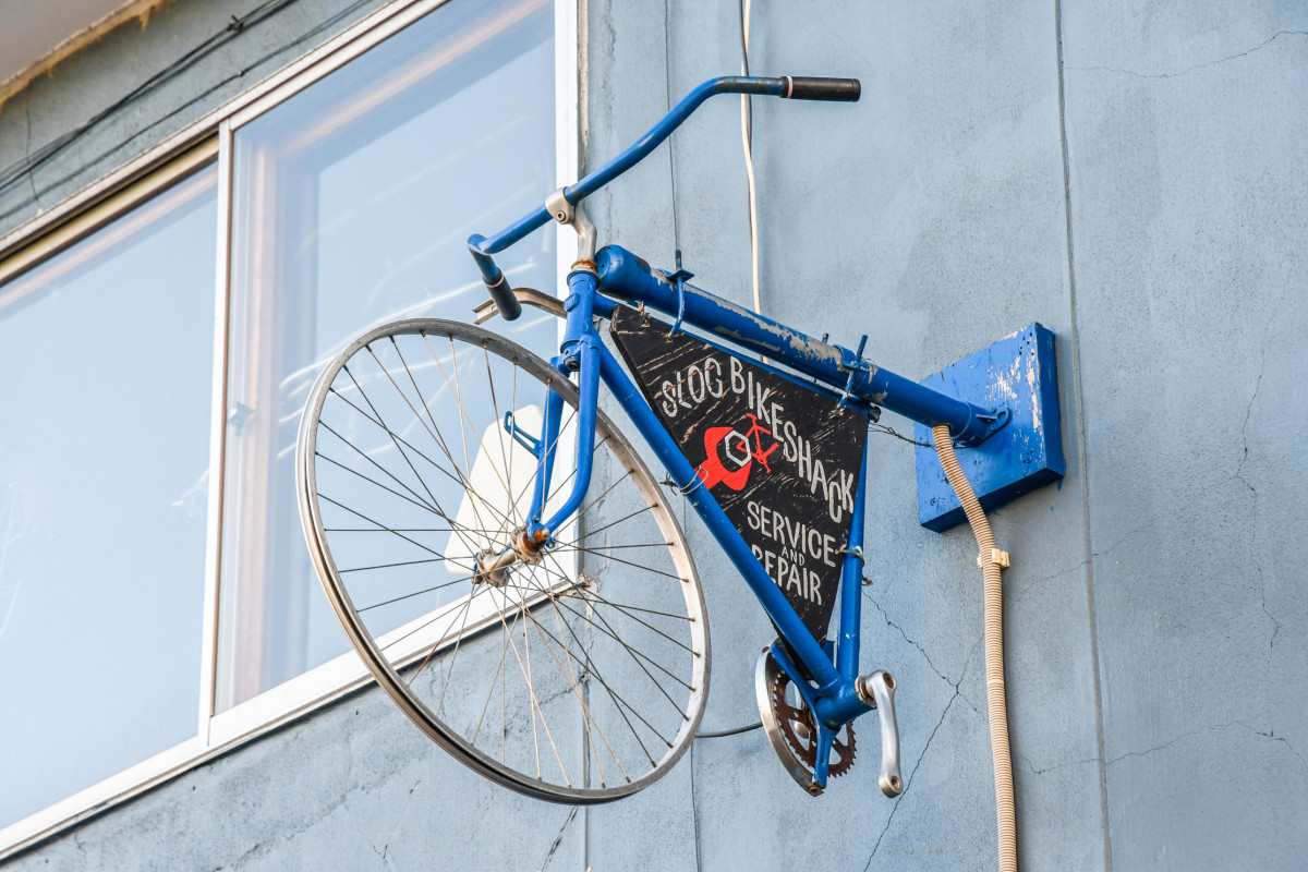 「SLOG BIKE SHACK」さんのユニークな看板