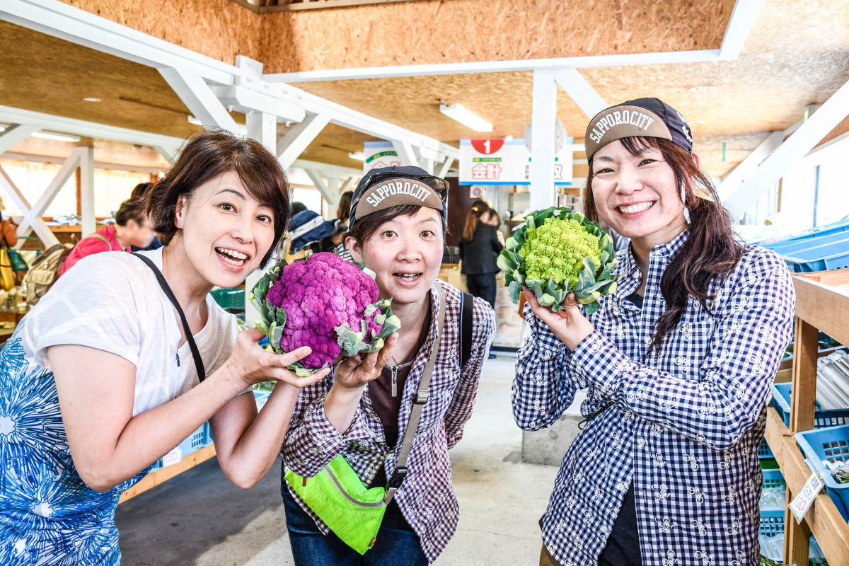 カラフルな地元の野菜がたくさん