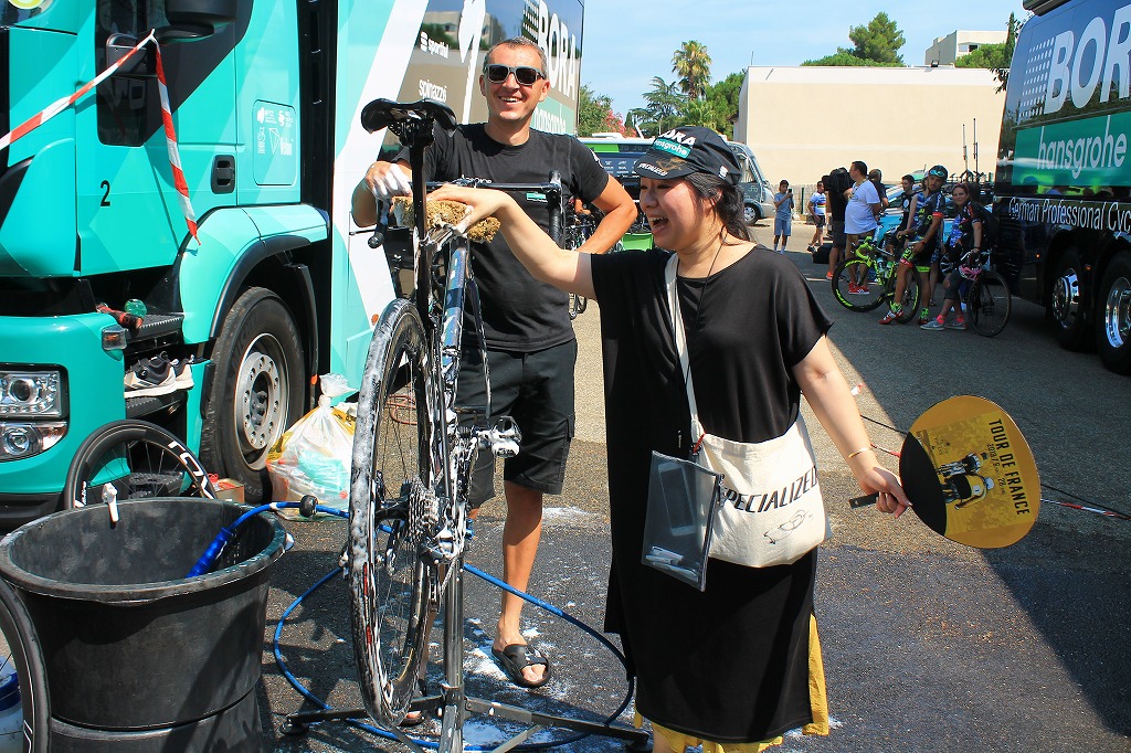 スポンジを手渡されなんとサガンの自転車を洗車させてくれた!