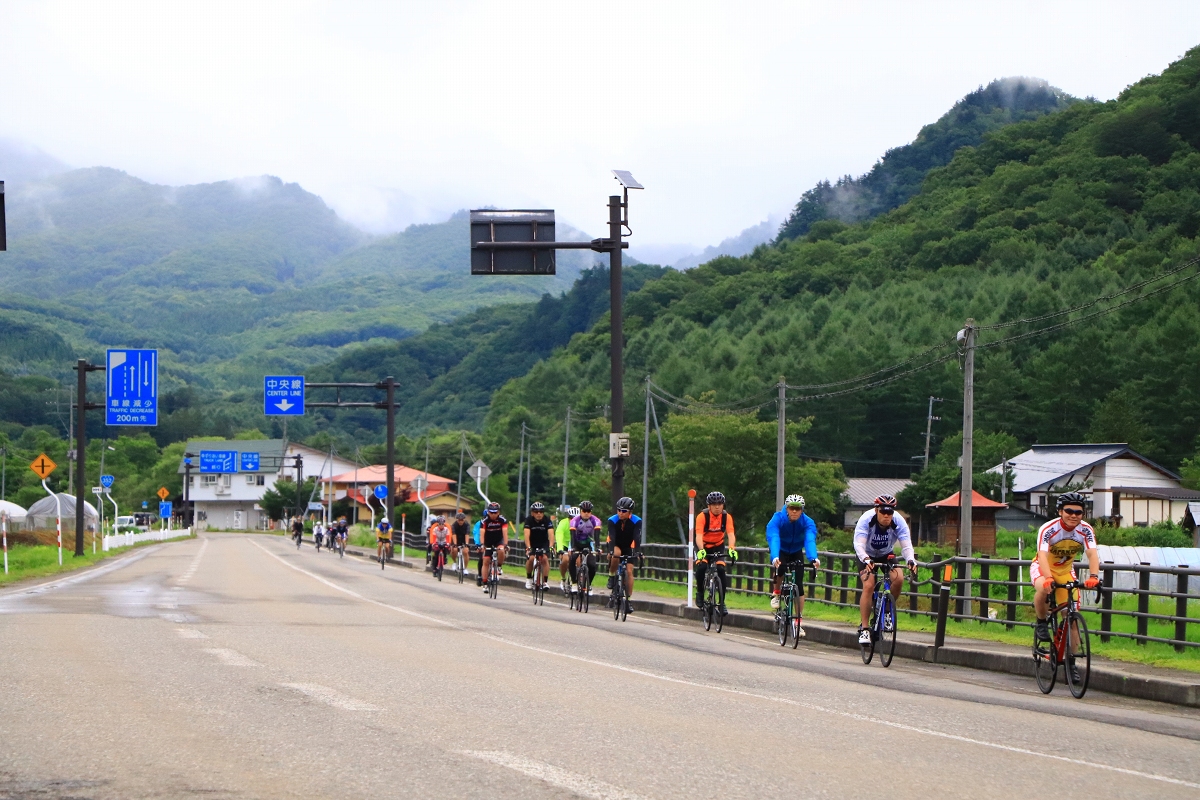 山間の道を行きます。意外にフラットなんですよ