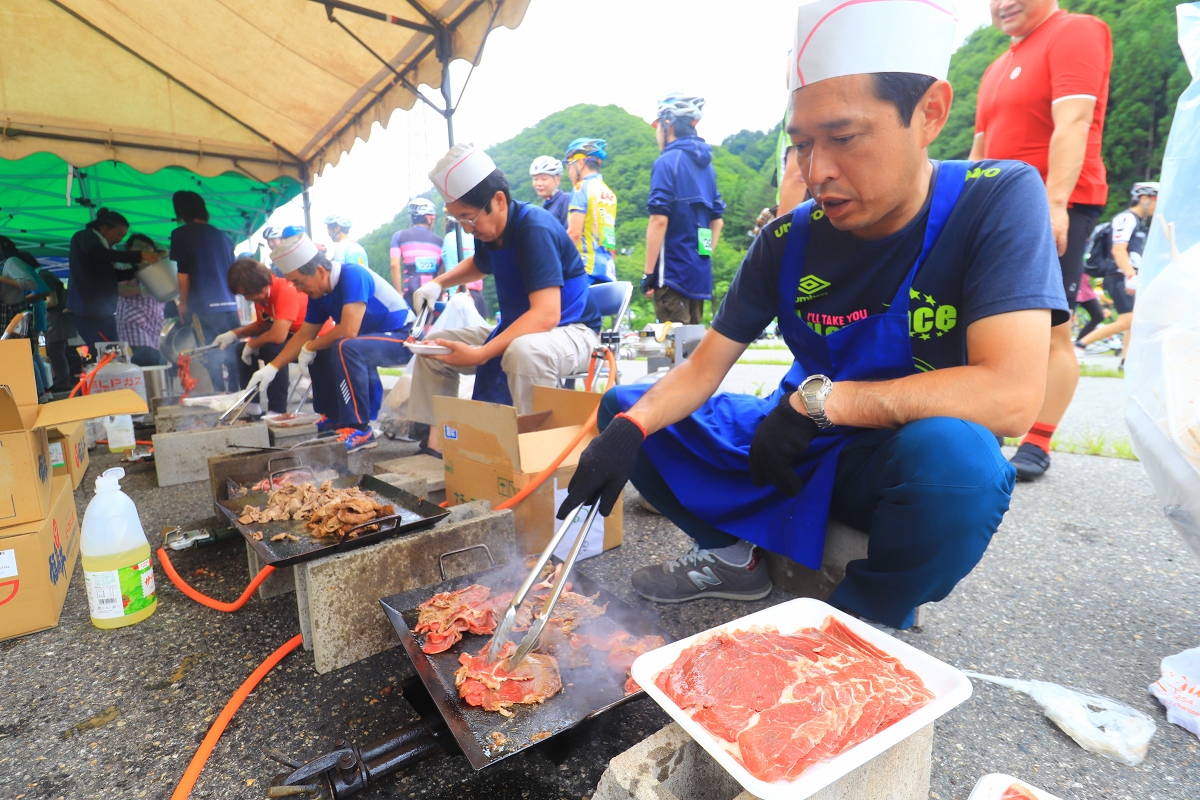 じゅうじゅうと焼かれるマトンたち　おいしそうなにおいが漂ってきました