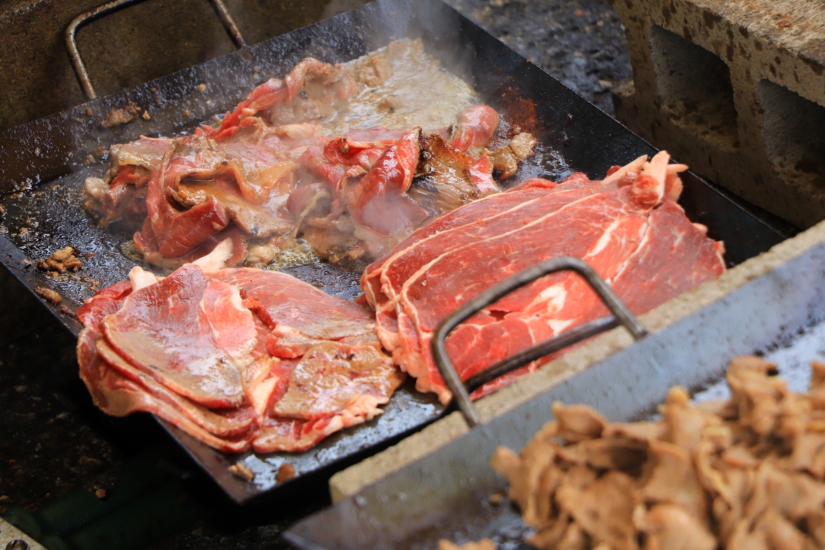 ジューシーなお肉がどんどんと焼けていきます