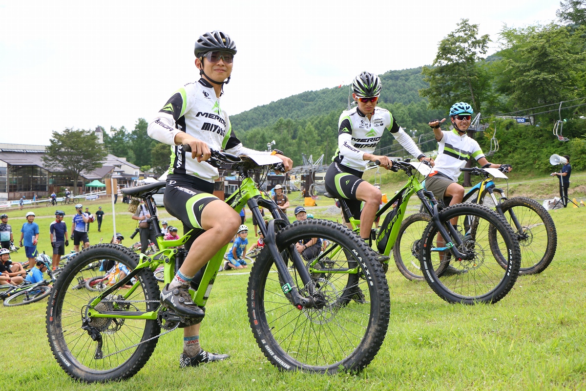 激坂ゲレンデヒルクライム、1本目のエキシビジョンはE-MTBの力を見せてもらいましょう!