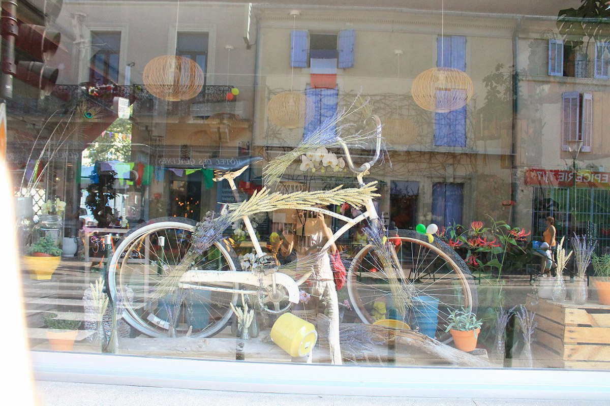 お店の飾り付けも自転車一色です