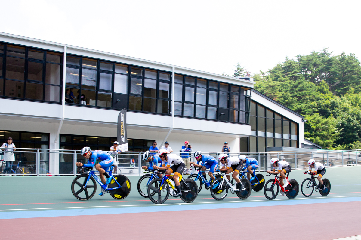 男子4kmチーム・パーシュート決勝　対戦相手の東京ヴェントスをTRACK TEAM AISANが追い越して行く