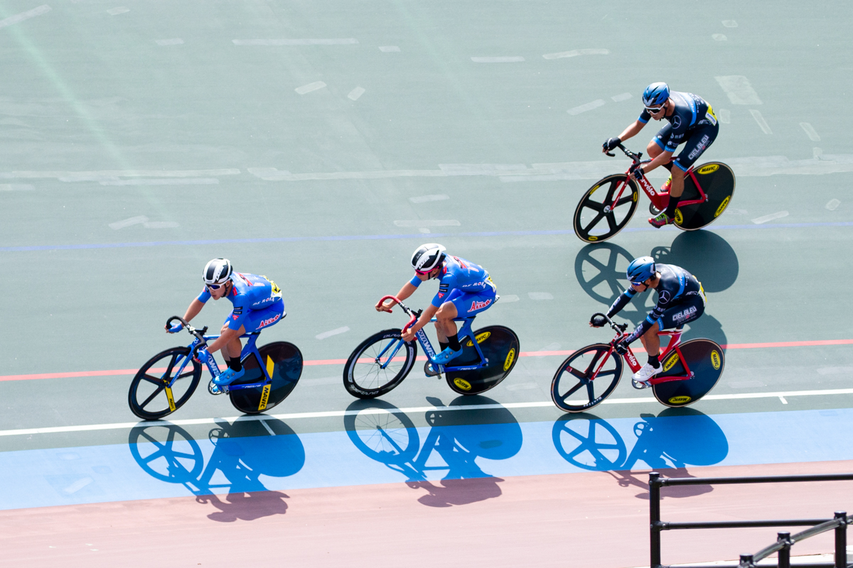 男子ポイントレース　レース序盤は原田・冨尾のCIEL BLEU KANOYAコンビと渡邊・大前のTRACK TEAM AISANコンビの4名が集団から先行する