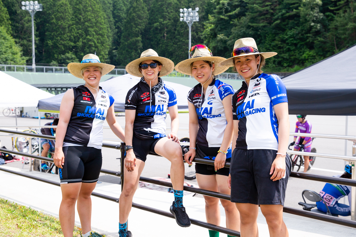 麦わら帽子スタイルで暑さをしのぐ岩井商会レーシングの女子選手達
