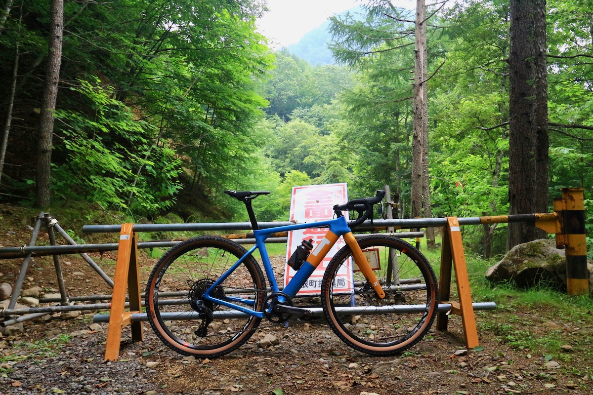 20kmのヒルクライムを終え頂上の行き止まりに到着。いつか開通される日が来ますように