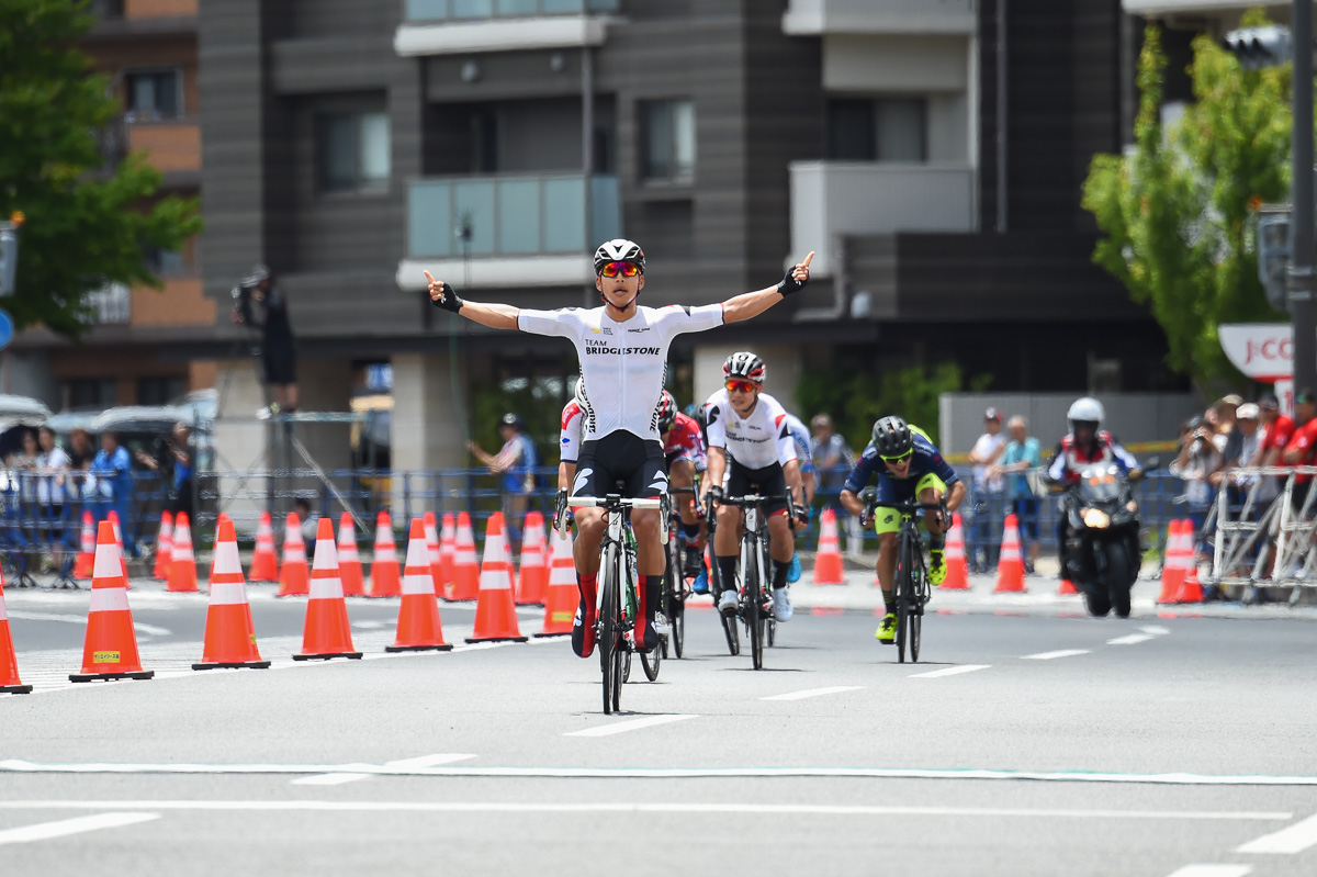 両手を大きく広げてフィニッシュに飛び込んでくる今村駿介（チームブリヂストンサイクリング）